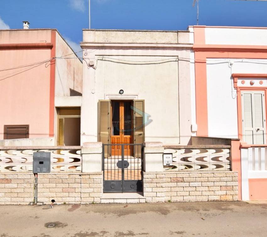 casa indipendente in vendita a Castrignano del Capo in zona Giuliano di Lecce