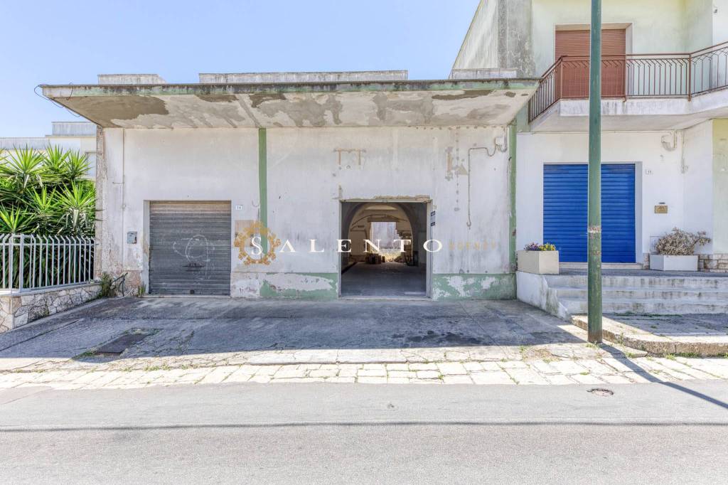 negozio in vendita a Castrignano del Capo in zona Santa Maria di Leuca