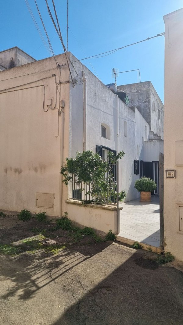 casa indipendente in vendita a Castrignano del Capo in zona Salignano
