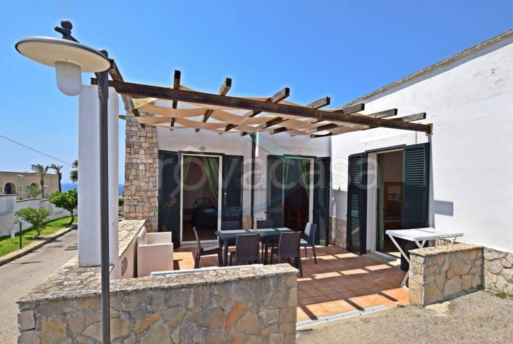 negozio in vendita a Castrignano del Capo in zona Santa Maria di Leuca