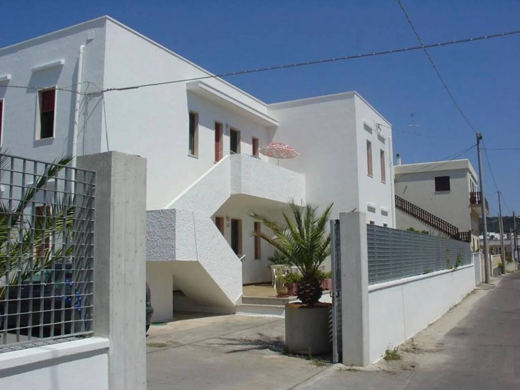 intera palazzina in vendita a Castrignano del Capo in zona Santa Maria di Leuca