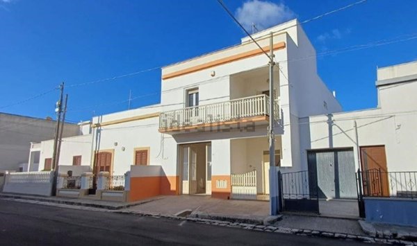 casa indipendente in vendita a Castrignano del Capo in zona Salignano