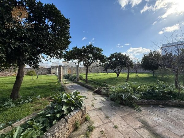 casa indipendente in vendita a Castrignano del Capo in zona Salignano
