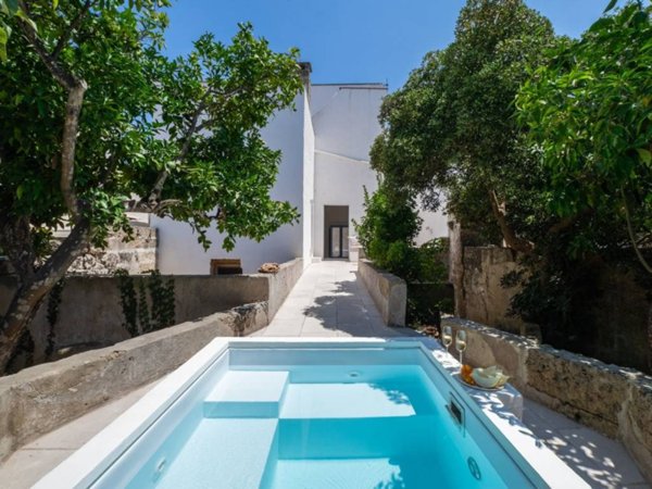 casa indipendente in vendita a Castrignano del Capo in zona Giuliano di Lecce