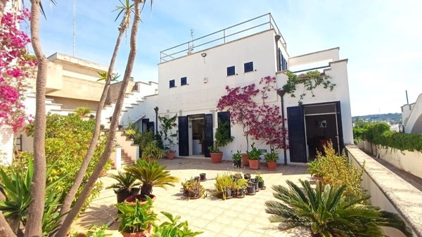casa indipendente in vendita a Castrignano del Capo in zona Santa Maria di Leuca