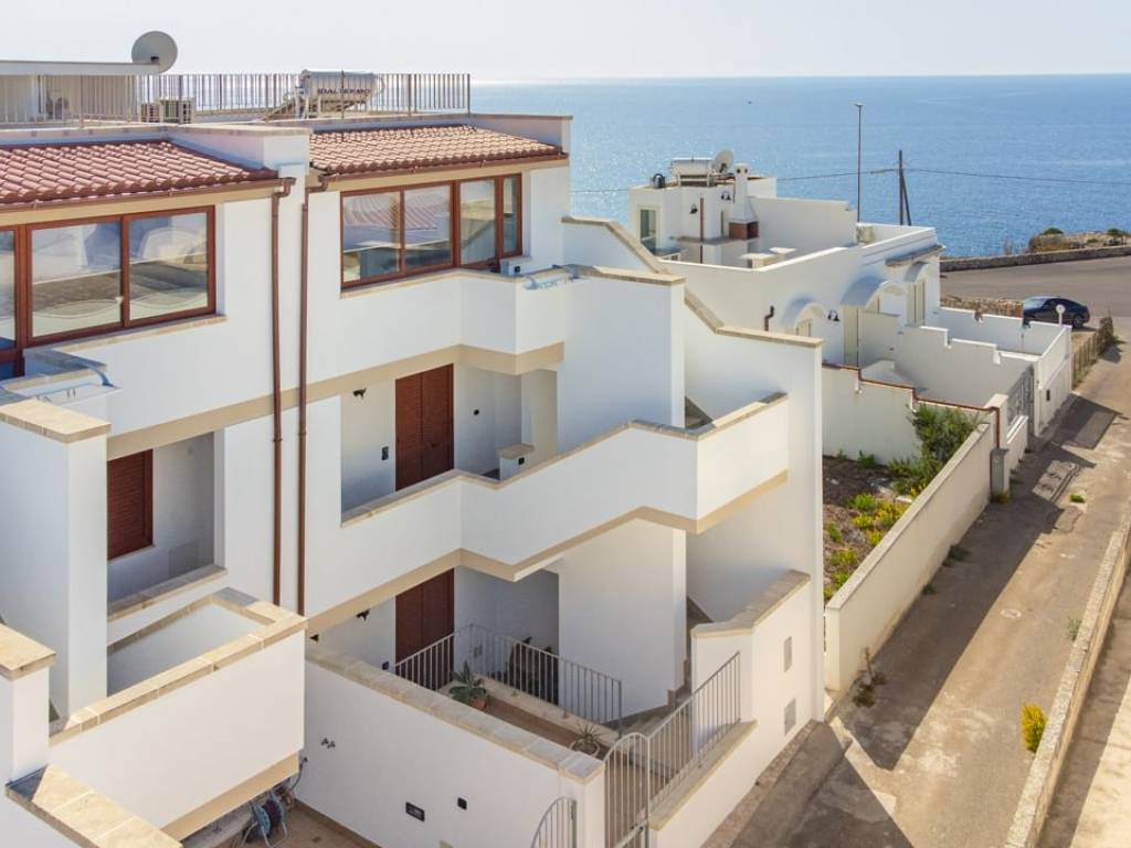 intera palazzina in vendita a Castrignano del Capo in zona Santa Maria di Leuca