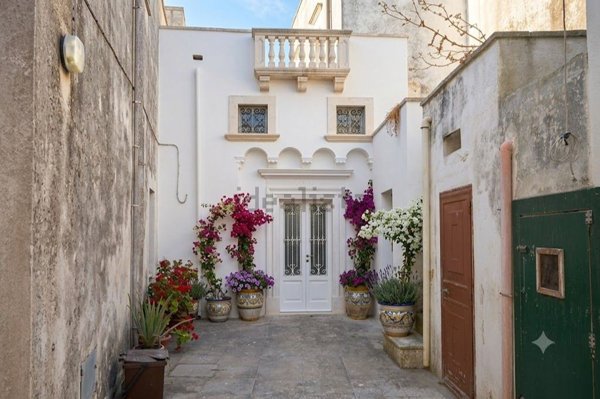 casa indipendente in vendita a Castrignano del Capo in zona Salignano