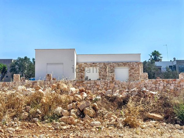casa indipendente in vendita a Castrignano del Capo in zona Salignano