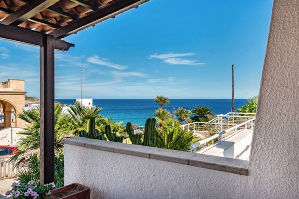 casa indipendente in vendita a Castrignano del Capo in zona Santa Maria di Leuca