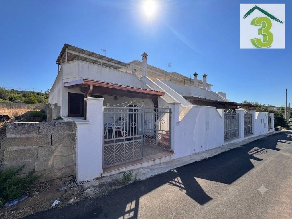 casa indipendente in vendita a Castrignano del Capo in zona Santa Maria di Leuca