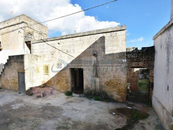 casa indipendente in vendita a Castrignano del Capo in zona Giuliano di Lecce