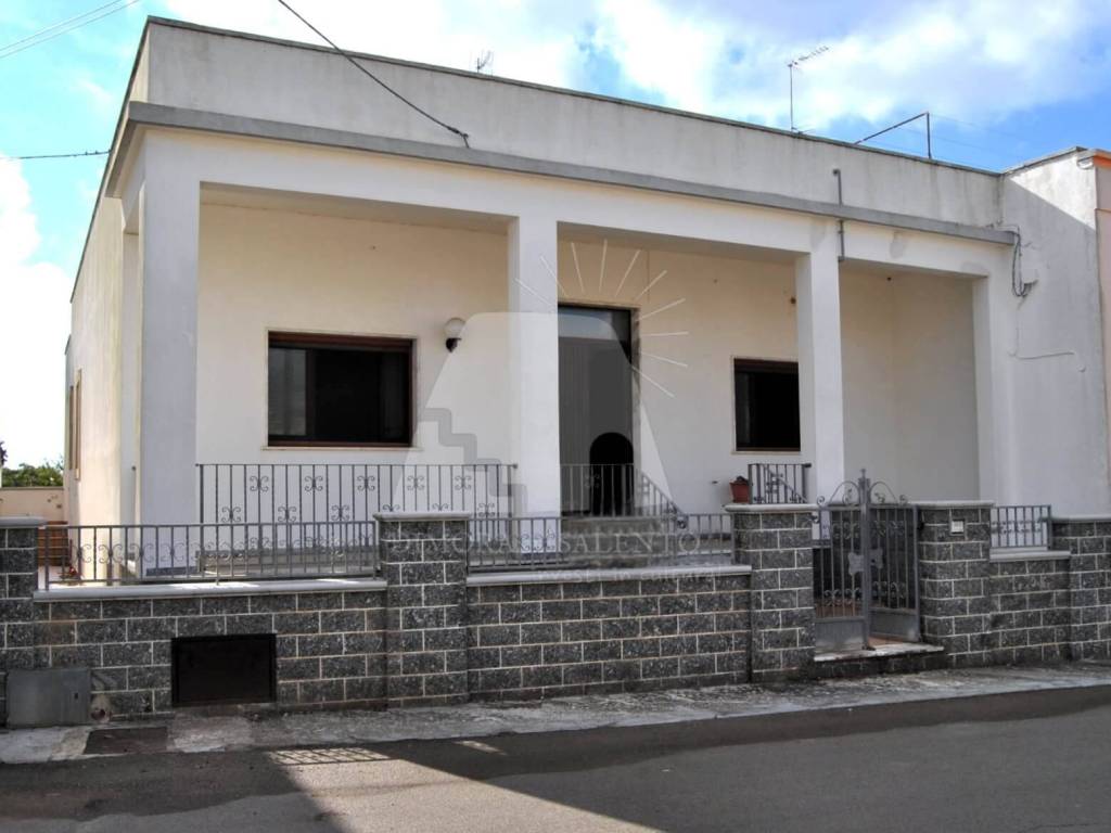 casa indipendente in vendita a Castrignano del Capo in zona Salignano