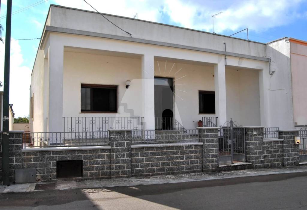 casa indipendente in vendita a Castrignano del Capo in zona Salignano