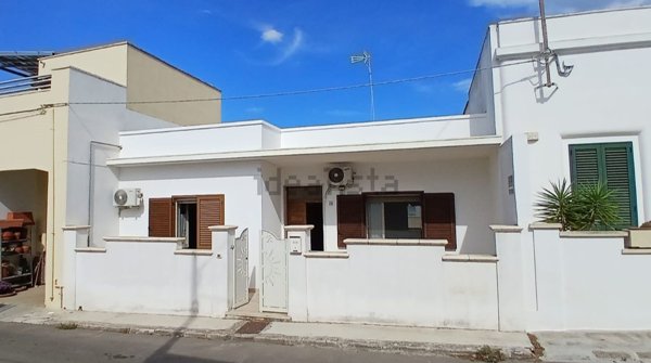casa indipendente in vendita a Castrignano del Capo in zona Salignano
