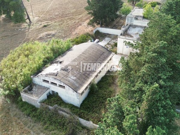 locale commerciale in vendita a Cavallino