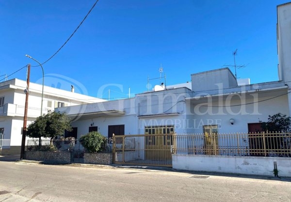 casa indipendente in vendita a Cutrofiano
