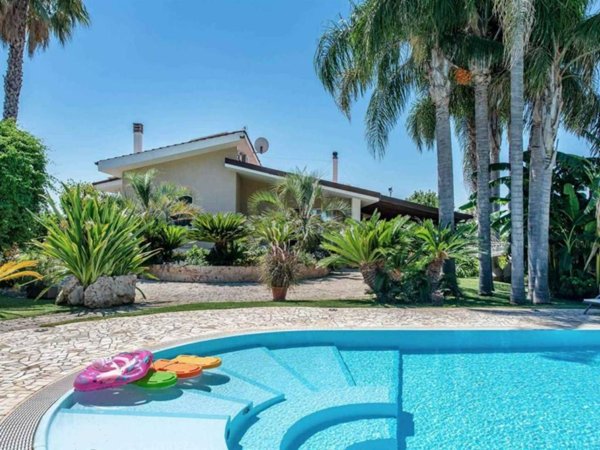 casa indipendente in vendita a Cutrofiano