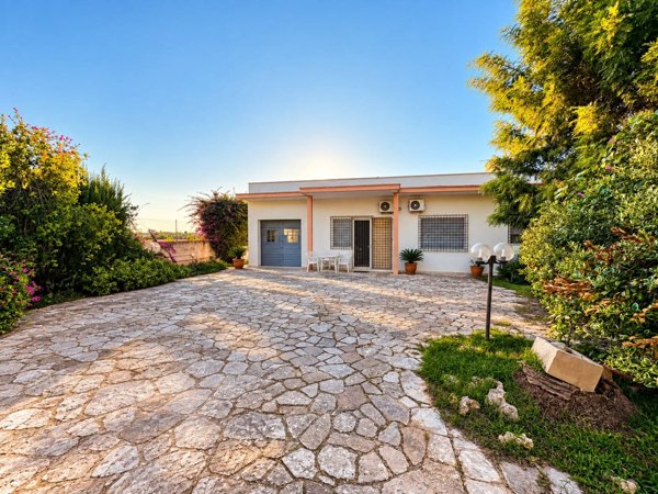 casa indipendente in vendita a Cutrofiano