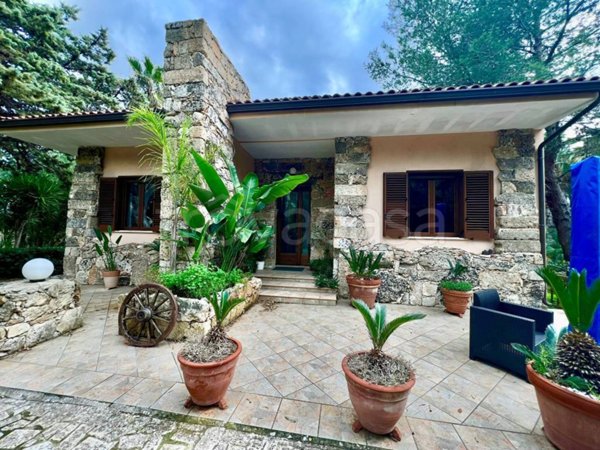 casa indipendente in vendita a Gallipoli in zona Baia Verde