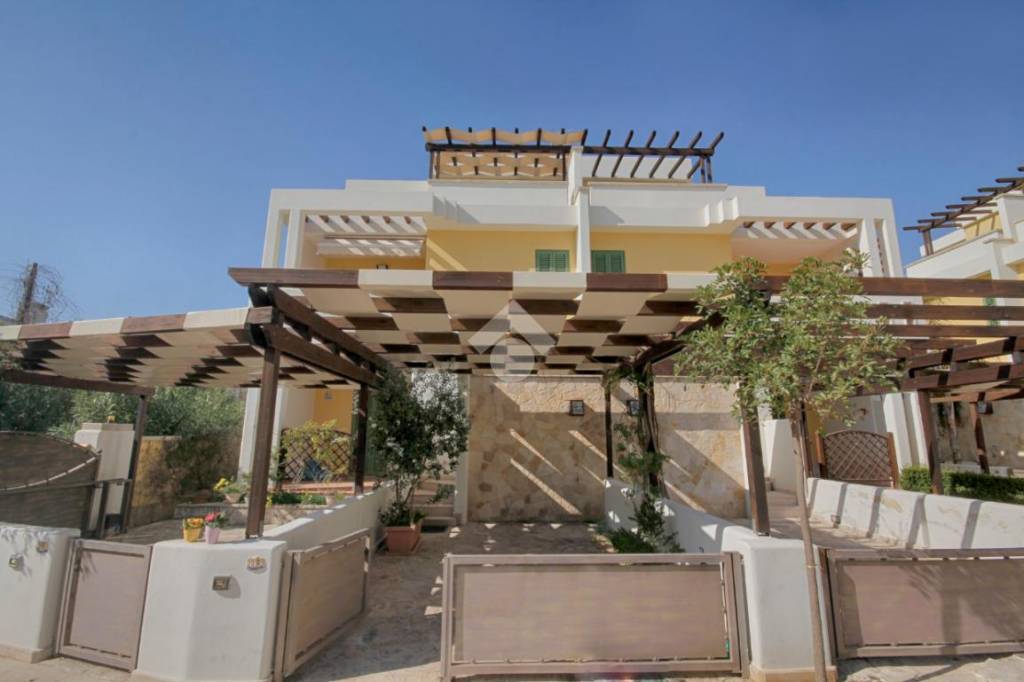 casa indipendente in vendita a Gallipoli in zona Baia Verde