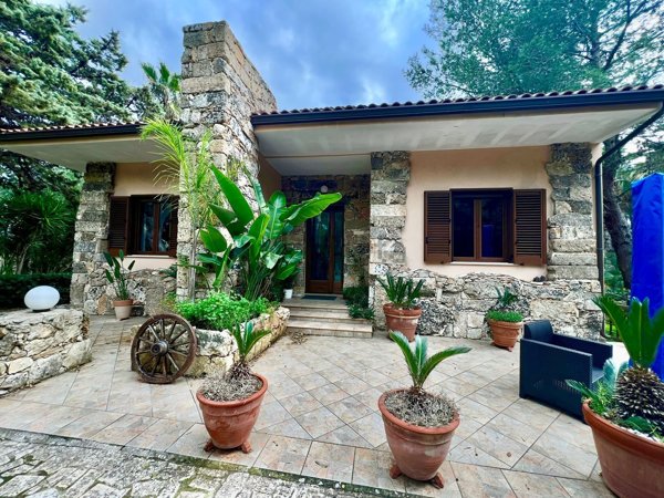 casa indipendente in vendita a Gallipoli in zona Baia Verde