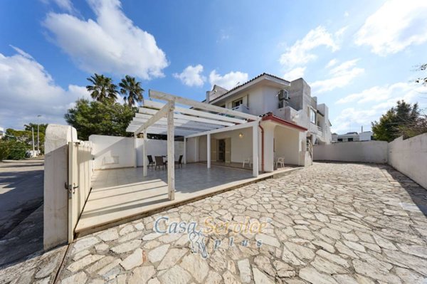 casa indipendente in vendita a Gallipoli in zona Baia Verde