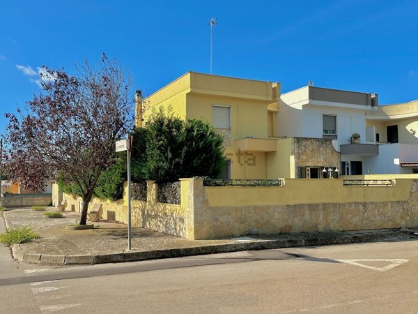 casa indipendente in vendita a Giuggianello