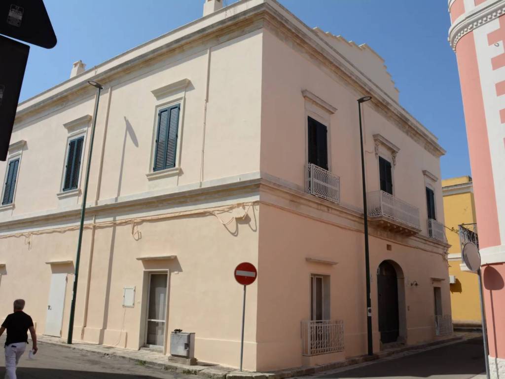 intera palazzina in vendita a Guagnano