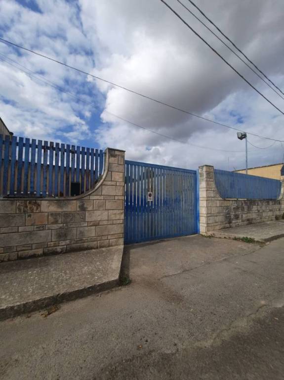 locale commerciale in vendita a Lecce in zona Rudiae