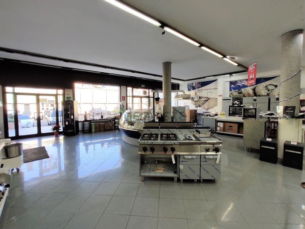 locale commerciale in vendita a Lecce