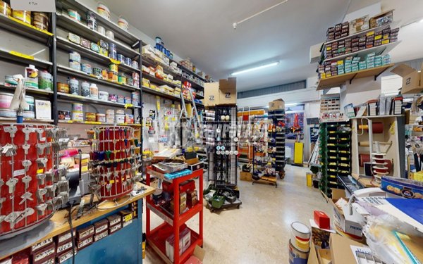 locale commerciale in vendita a Lecce