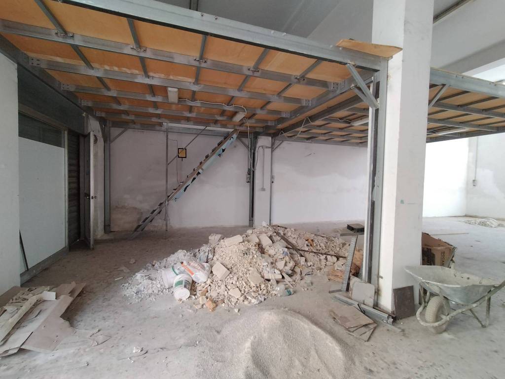locale commerciale in vendita a Lecce in zona Rudiae