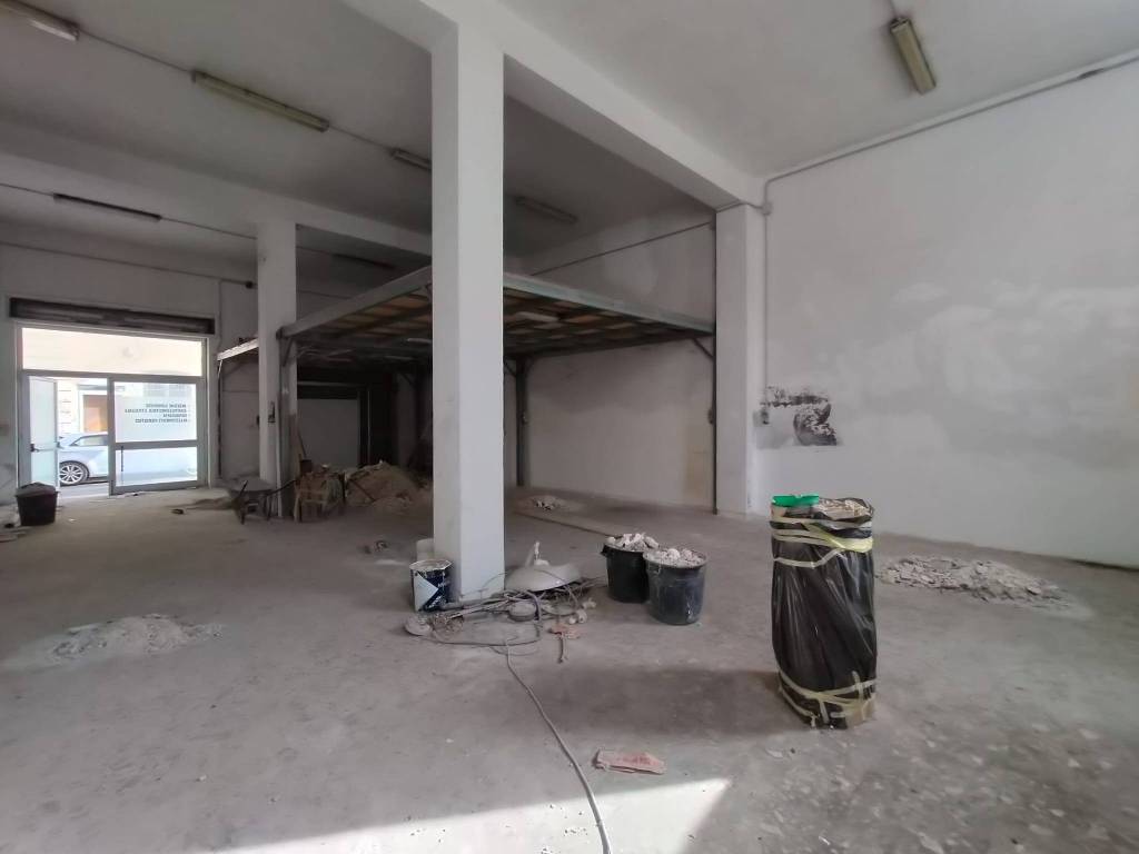 locale commerciale in vendita a Lecce in zona Rudiae