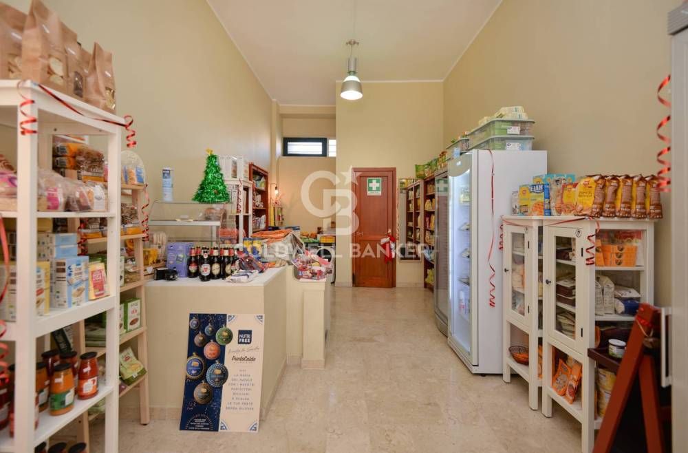 locale commerciale in vendita a Lecce in zona Partigiani