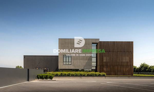 locale commerciale in vendita a Lecce in zona Villa Convento