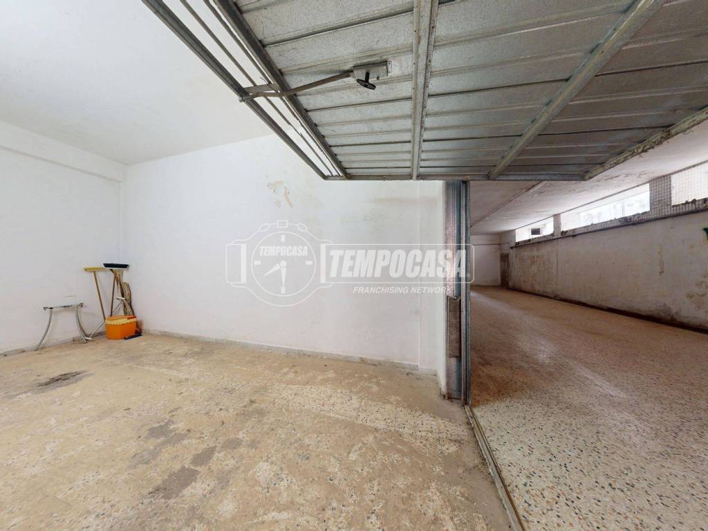 locale commerciale in vendita a Lecce in zona Rudiae