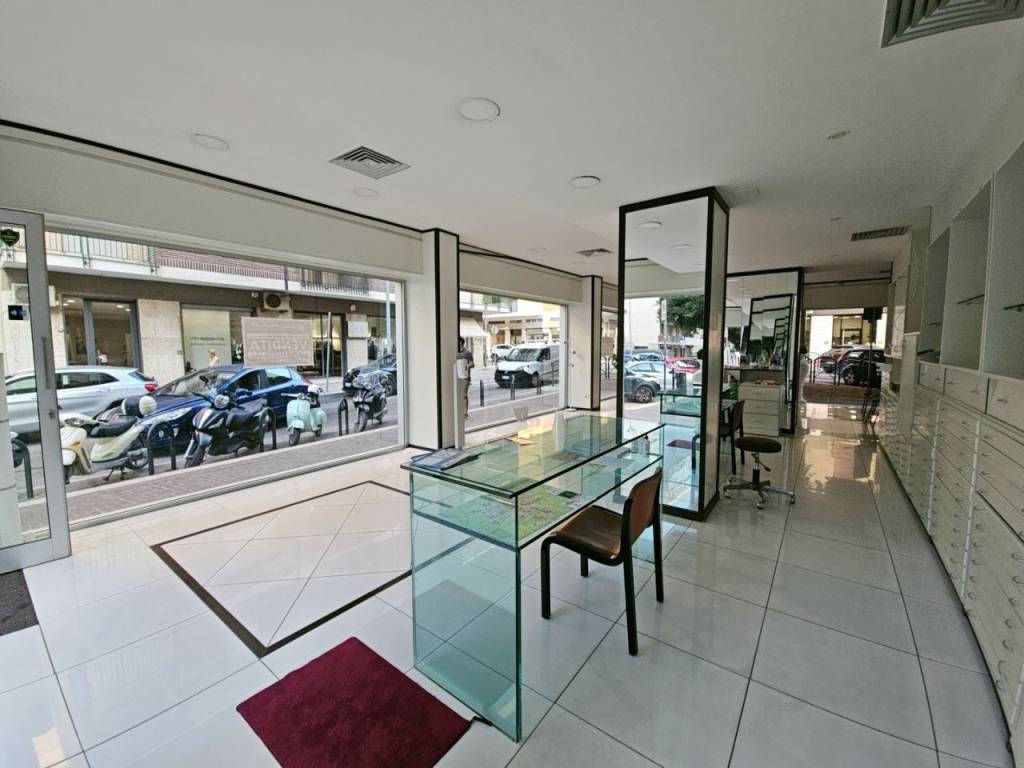 negozio in vendita a Lecce in zona Centro Città