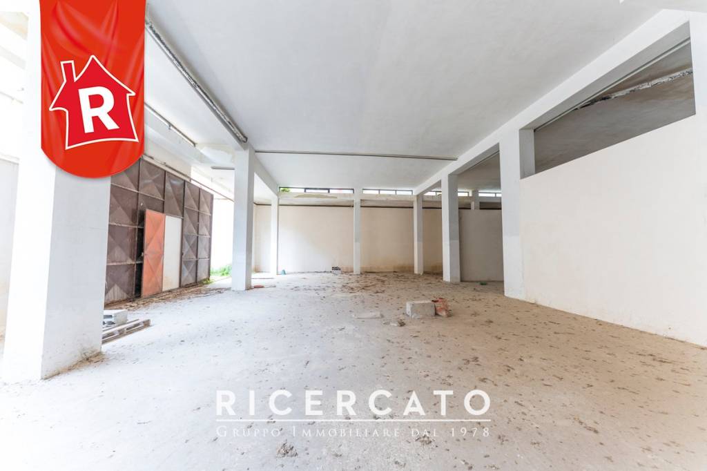 locale commerciale in vendita a Lecce in zona Rudiae