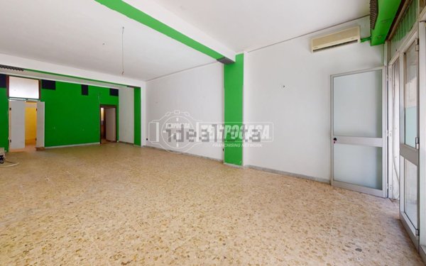 locale commerciale in vendita a Lecce in zona Centro Città