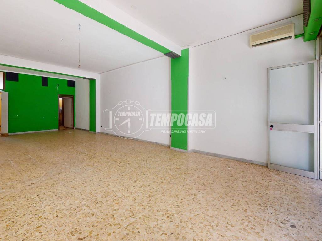 negozio in vendita a Lecce in zona Leuca