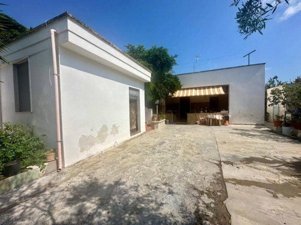 casa indipendente in vendita a Lecce in zona Leuca
