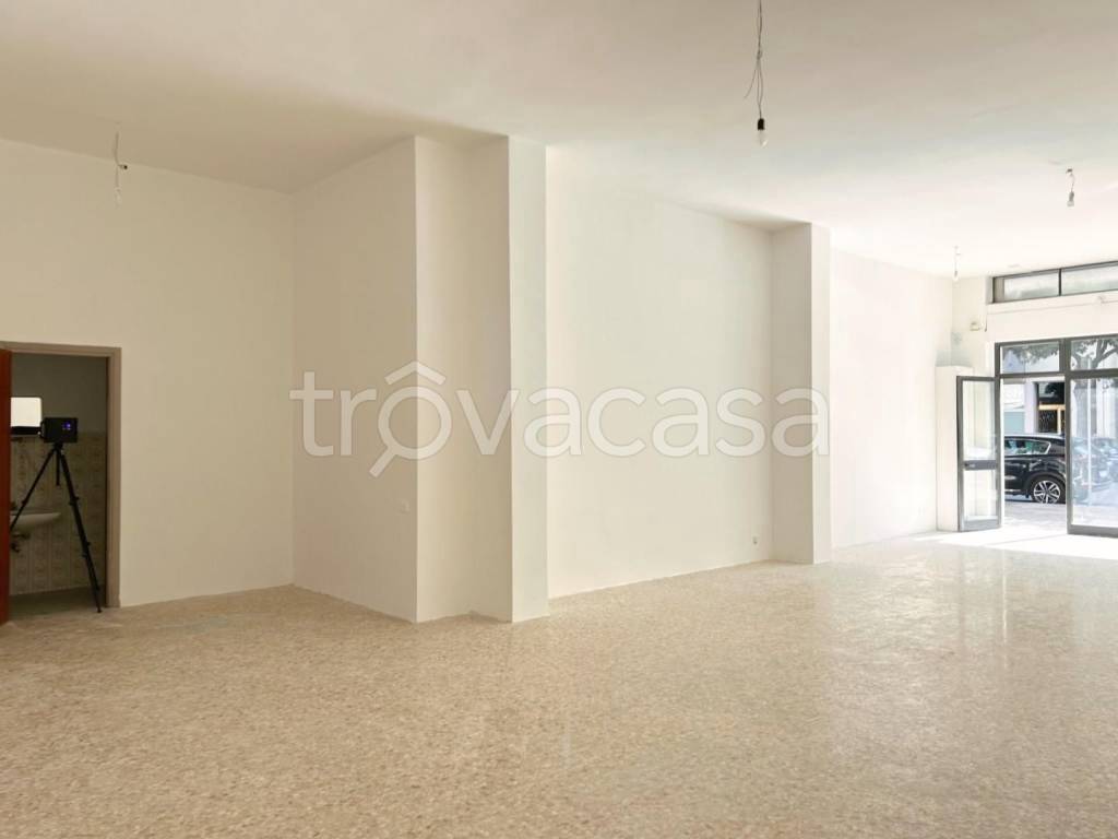 negozio in vendita a Lecce in zona Ariosto