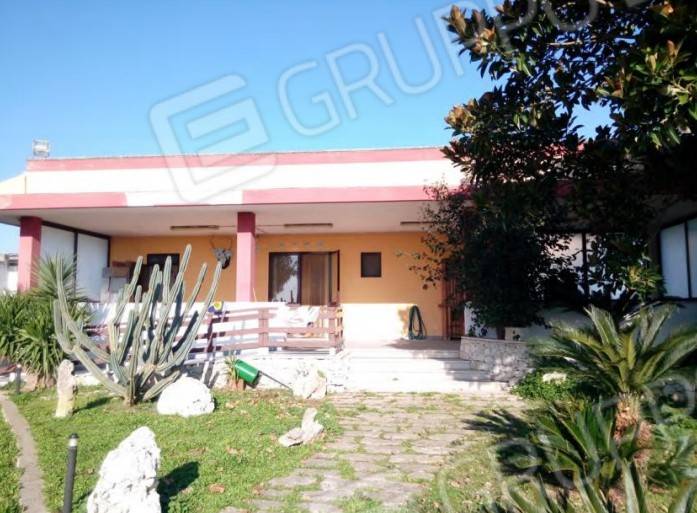 locale commerciale in vendita a Lecce in zona Rudiae