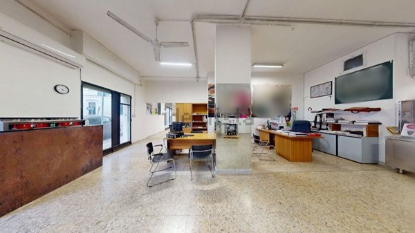 locale commerciale in vendita a Lecce in zona Rudiae