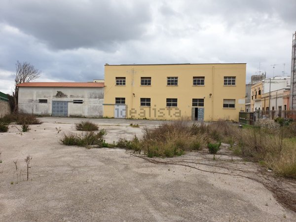 locale commerciale in vendita a Lecce
