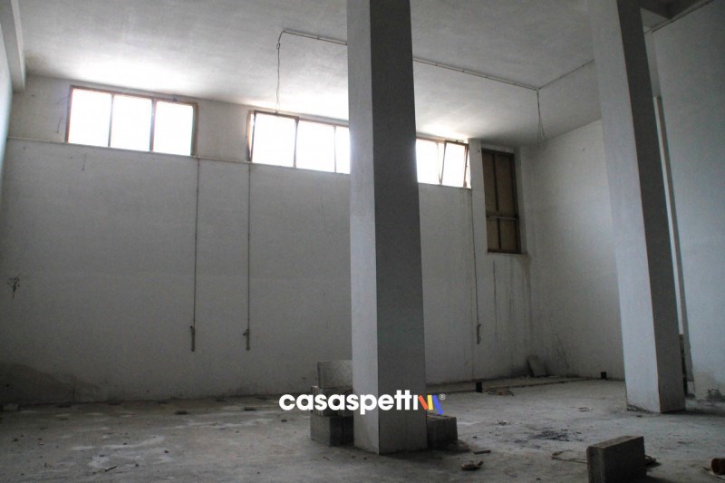 locale commerciale in vendita a Lecce