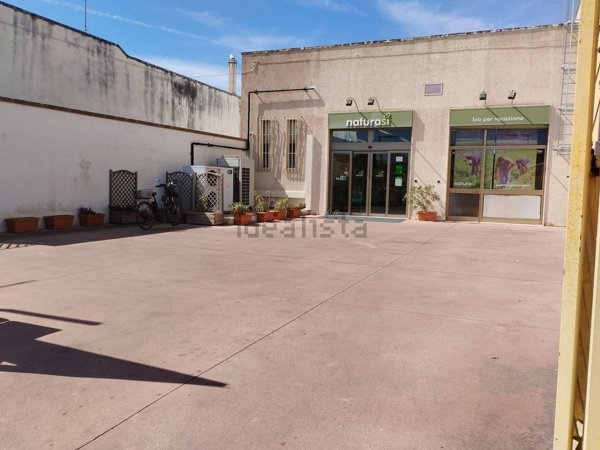 locale commerciale in vendita a Lecce