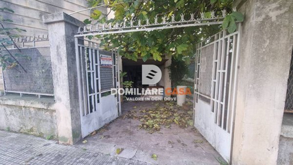 locale commerciale in vendita a Lecce in zona Rudiae