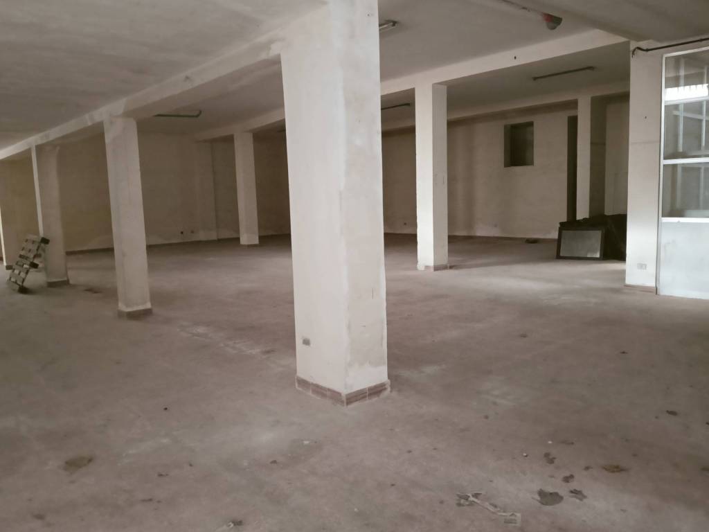 locale commerciale in vendita a Lecce in zona Partigiani
