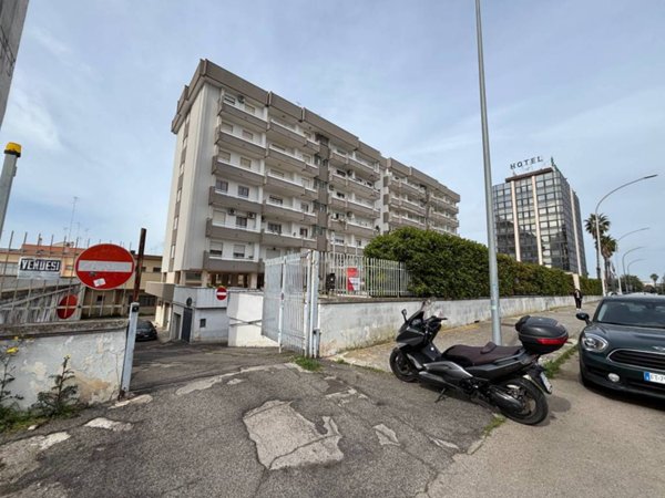 negozio in vendita a Lecce in zona Partigiani